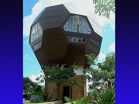 Голландский архитектор построил себе дом в форме футбольного мяча