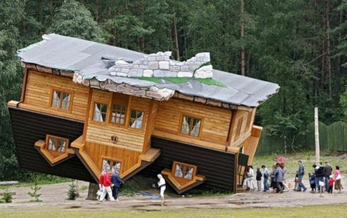 Житель Польши построил перевернутый вверх ногами дом