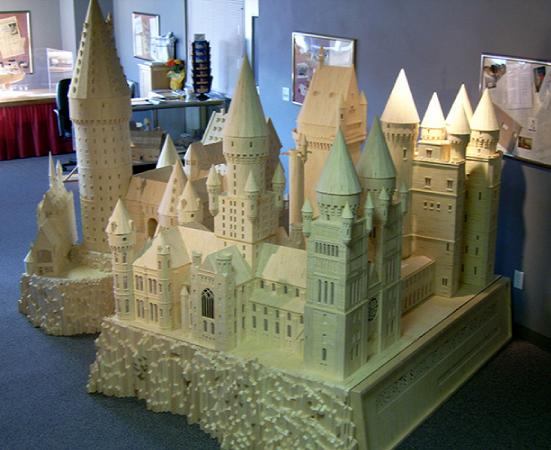 Американец построил копию школы Гарри Поттера из 602 тысяч спичек