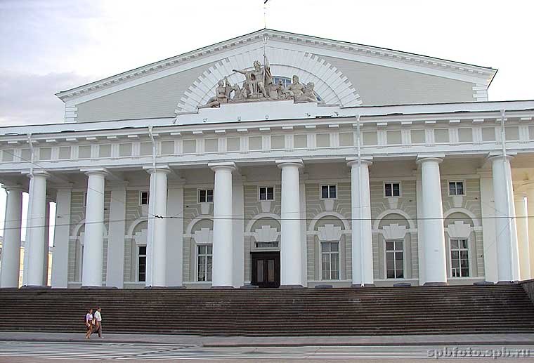 Власти Петербурга хотят понизить уже построенное здание биржи