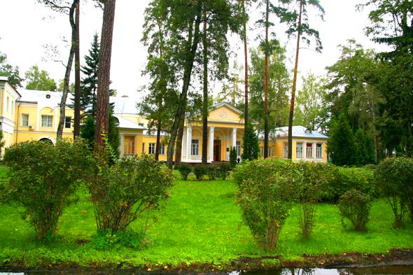 Управделами президента продает скромный коттедж в поселке советских министров
