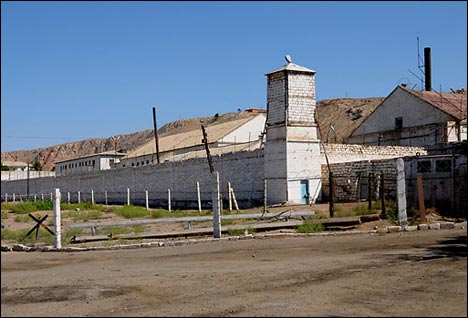 В Туркмении сносят тюрьмы, потому что сажать туда некого