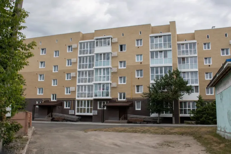 У Макарові 50 родин отримали ключі від відновлених квартир після капремонту пошкодженого будинку