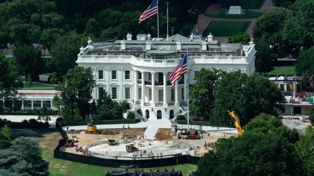 Білий дім змінює вигляд: Трамп показав новий гранітний вертолітний майданчик і оновлення території