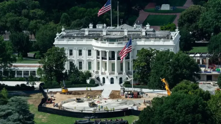Білий дім змінює вигляд: Трамп показав новий гранітний вертолітний майданчик і оновлення території