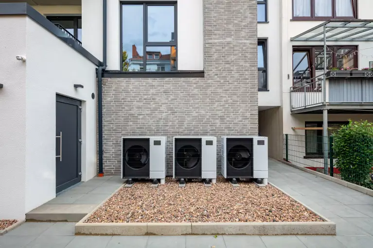Квартира над тепловим пунктом або насосною