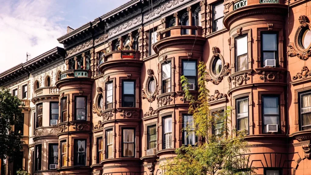 Brownstone, rowhouse і townhouse: чому схожі міські будинки означають різні речі
