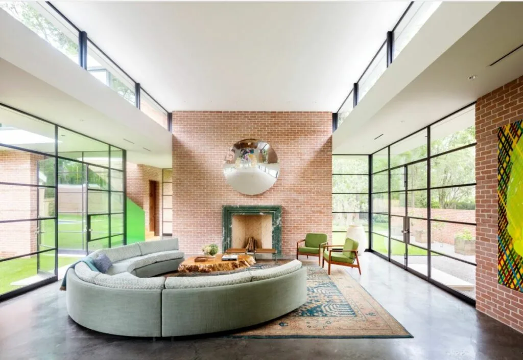 Clerestory windows: навіщо в будинку роблять високі вікна під самою стелею