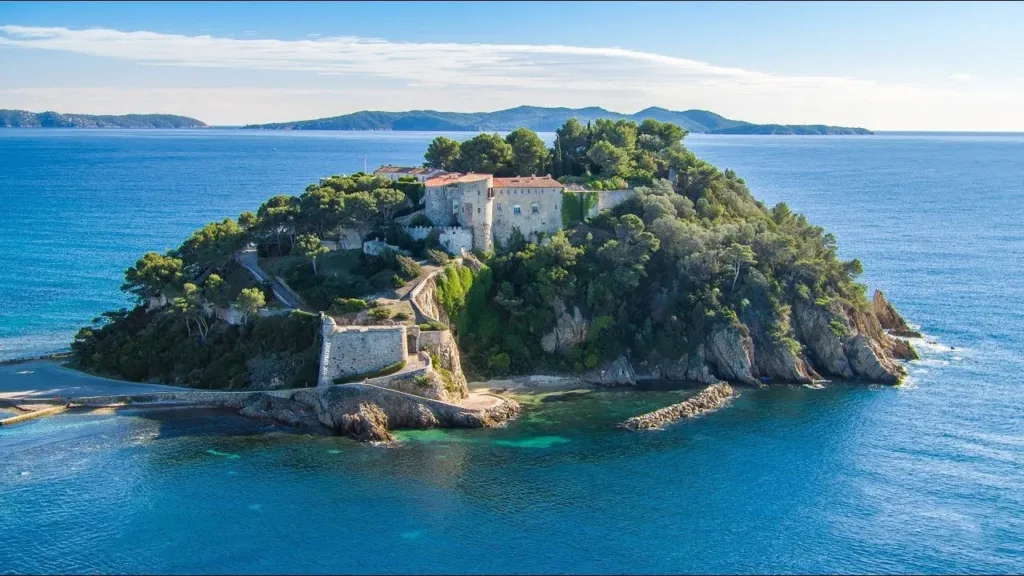 Fort de Brégançon: французька президентська резиденція на скелі стала темою окремої виставки у 2026 році
