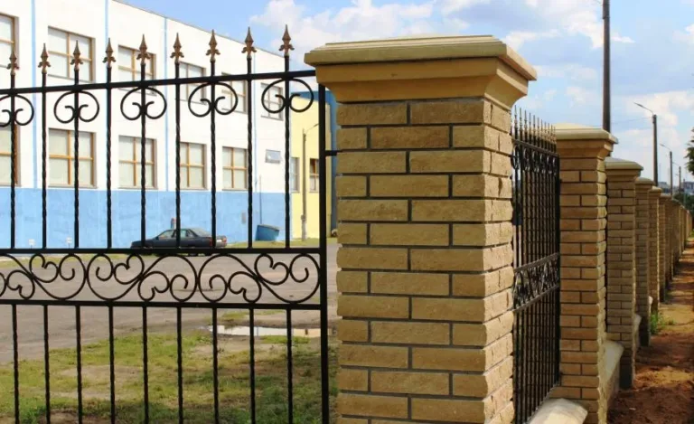 Облицювальна цегла з вентиляційним зазором: навіщо фасаду повітря і куди має виходити вода